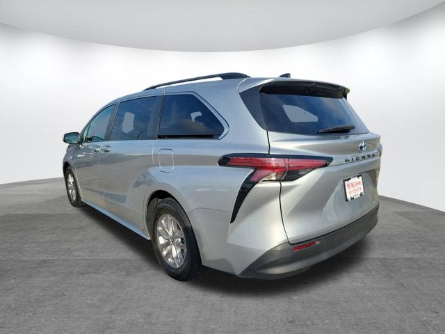 2022 Toyota Sienna LE