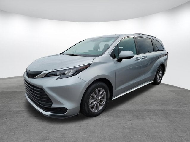 2025 Toyota Sienna LE