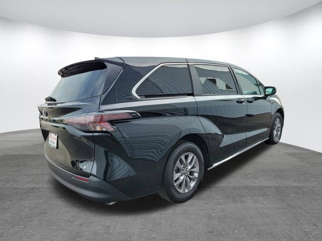 2025 Toyota Sienna LE